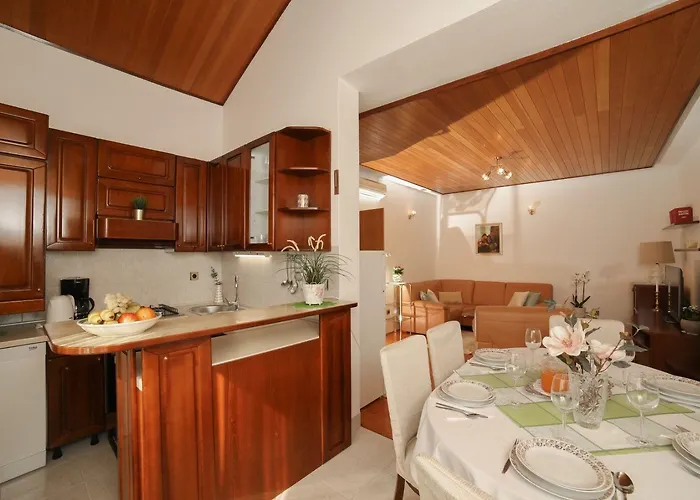 Josip アパート ポスティレ